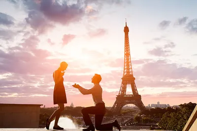 Молодые люди смотрят Эйфелевой башни в Париже.. Во время своего визита в  Париж, Франция туристический парень С эйфелевой башней Стоковое Фото -  изображение насчитывающей европейско, символ: 174587562