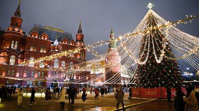 Елка стиле с бисером и игрушками места на красной площади в Москве  Редакционное Стоковое Изображение - изображение насчитывающей вал,  изображение: 184284804