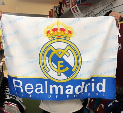 Крупный план размахивания флагом с ФК \"Реал Мадрид\" логотип футбольного  клуба – Стоковое редакционное фото © alexeynovikov #139637226