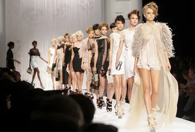В 1959 году по Москве гуляли французские модели в платьях от Dior. Как на  них смотрели советские женщины? | Психолог с нашего района | Дзен