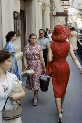 Знаменитые фото: девушки-модели из Франции гуляют по Москве, шокируя  советских граждан шикарными нарядами (1959 год) | Визуал | Дзен
