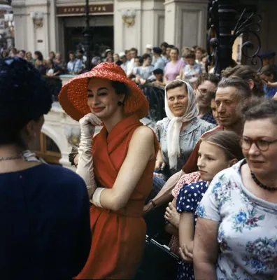 Знаменитые фото: девушки-модели из Франции гуляют по Москве, шокируя  советских граждан шикарными нарядами (1959 год) | Визуал | Дзен