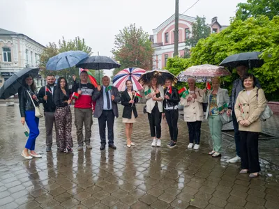 В Бобруйске активисты «Белой Руси» поздравили мам детей, появившихся на  свет в День Независимости