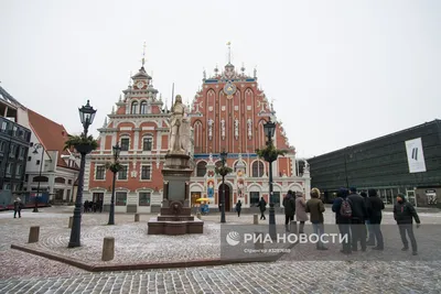 РИГА, ЛАТВИЯ - 29 Июля: Вид На Центр Города Риги С Туристами В Кафе. Июль  2015 Фотография, картинки, изображения и сток-фотография без роялти. Image  55985683