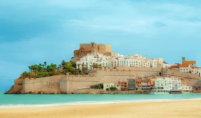 Погода летом в Испании. Красивый вид на побережье с парусниками на юге  майорки Испании Стоковое Фото - изображение насчитывающей сезон, испания:  178533552