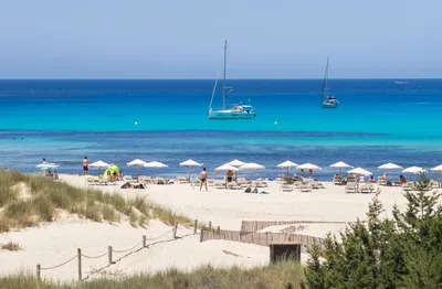 Пляж Испании Playa De La Grava Javea летом с людьми Редакционное Стоковое  Изображение - изображение насчитывающей четверг, среднеземноморск: 205378899