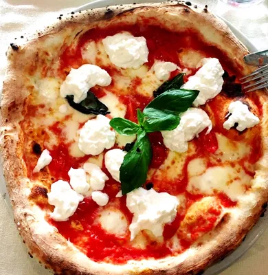 Вкус итальянской пиццы с свежими ингредиентами Стоковое Изображение -  изображение насчитывающей италия, итальянско: 162244185