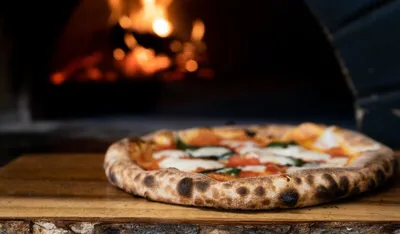 Стиль Margherita домодельной итальянской пиццы неаполитанский Стоковое  Изображение - изображение насчитывающей томат, варить: 112760895