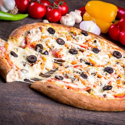 Крупный План Вкусной Итальянской Пиццы Салями Рядом Овощами Черном Фоне  стоковое фото ©VitalikRadko 399750360