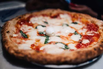 Итальянская пицца должна быть румяная, хрустящая и особенно на Тонком  тесте. Тесто для настоящей итальянской пиццы легкое и воздушное. Его… |  Instagram