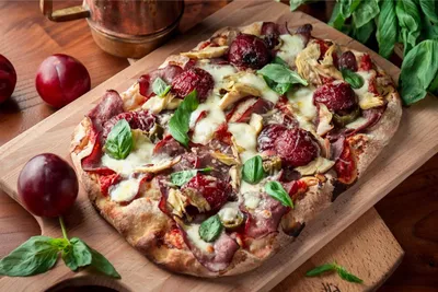 Ломтики вкусной итальянской пиццы и ингредиенты на столе :: Стоковая  фотография :: Pixel-Shot Studio