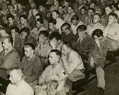Реакция немецких солдат на кадры из концлагерей, 1945 год.: kukmor —  LiveJournal