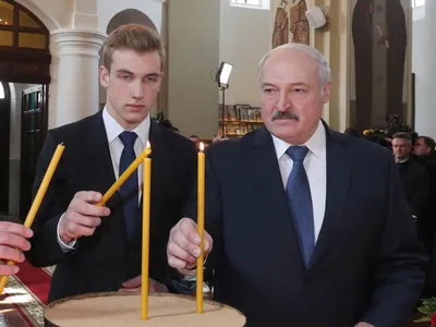 Видео с \"эволюцией\" Коли Лукашенко в церкви набирает популярность в Tik-Tok  - TOPNews.RU