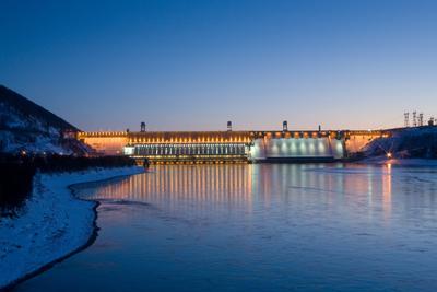 На Красноярской ГЭС открыли четвертый затвор и увеличили водосброс - 4 июня  2021 - НГС24.ру
