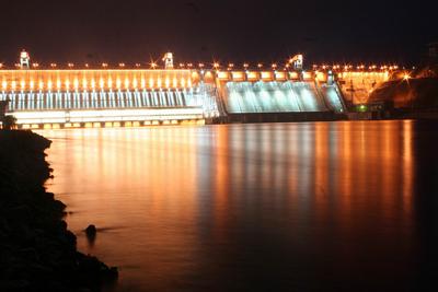 Красноярская ГЭС во время водосброса | Пикабу