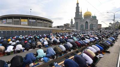 Более 200 тысяч мусульман празднуют Курбан-байрам в Москве