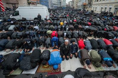 В Москве десятки тысяч мусульман встретили Курбан-байрам