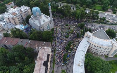 Десятки тысяч мусульман отпраздновали Курбан-байрам на улицах Москвы - ZN.ua