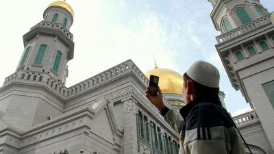 Курбан-байрам в Петербурге собрал тысячи мусульман у Соборной мечети