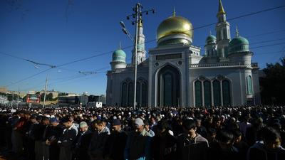 В мечети Москвы на Курбан-байрам пришли более 250 тысяч верующих - РИА  Новости, 09.07.2022