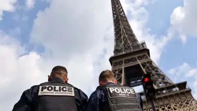 Из-за минирования в Париже эвакуировали людей из Эйфелевой башни | РБК  Украина