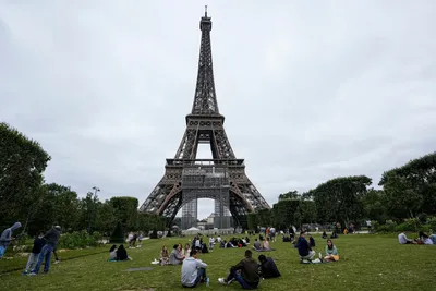 В Париже временно эвакуировали людей с Эйфелевой башни - el.kz