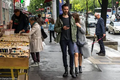 Люди на улицах Парижа. редакционное фотография. изображение насчитывающей  пешеход - 28093147