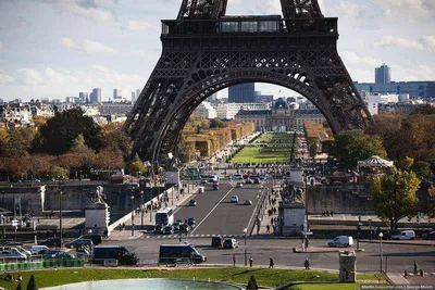 В Париже задержали мужчину, который прыгнул с Эйфелевой башни с парашютом