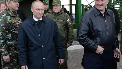 На «Запад-2009» Дмитрий Медведев приехал в джинсах, Александр Лукашенко - в военной  форме - KP.RU