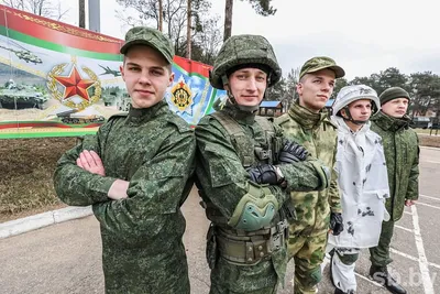 На присяге в Борисове призывникам раздали фото Лукашенко в военной форме |  EX-PRESS.LIVE