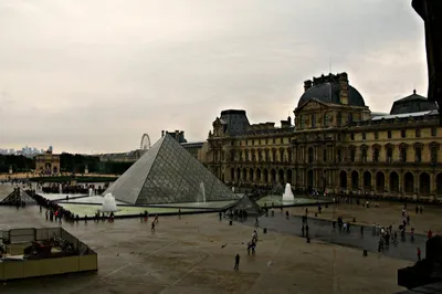 Экоактивисты облили краской стеклянную пирамиду Лувра в Париже - РИА  Новости, 27.10.2023