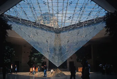 История создания и оптическая иллюзия стеклянной пирамиды Лувра | AD  Magazine