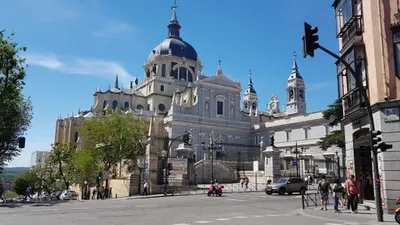 Достопримечательности Старого города Мадрида Самостоятельная охота за  мусором и тур | GetYourGuide