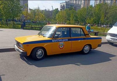 В Москве заметили необычную машину «путешественников во времени» - Мослента