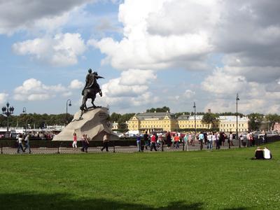 Медный Всадник» на Сенатской площади в Санкт-Петербурге - самый известный в  России памятник Петру I, который открыли 18 августа 1782 года