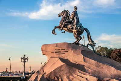 Медный Всадник» на Сенатской площади в Санкт-Петербурге - самый известный в  России памятник Петру I, который открыли 18 августа 1782 года