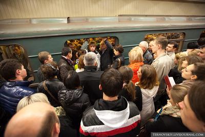 Москвичей убедят не ездить на метро в часы пик - Ведомости