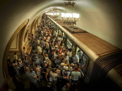 Нововведения в петербургском метро: в час пик пассажиры не смогут ездить  сидя - KP.RU