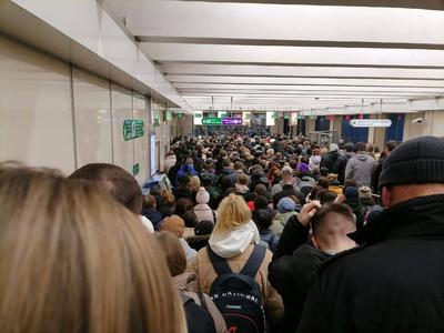 В час пик в петербургском метро произошёл массовый сбой