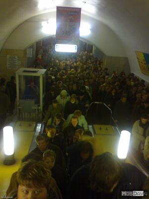 Из вагонов московского метро в «часы пик» будут убирать сидячие места