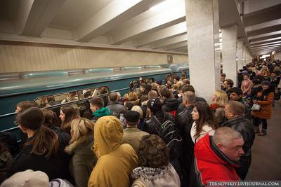 Москва - 9 июня: толпа людей на платформе в час пик, станция метро  \"Митино\", Москва, 9 июня 2014 г. – Стоковое редакционное фото © Devin_Pavel  #47952979