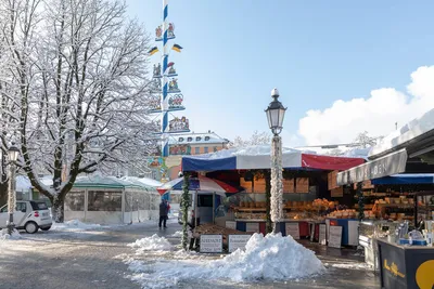 река исар течет между холодным белым пейзажем города мюнхена в снегу,  парком зимой, концепцией сезонности Стоковое Фото - изображение  насчитывающей замерзать, баварии: 166123588