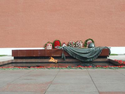 File:Могила неизвестного солдата и «Вечный огонь», Александровский сад (г. Москва).JPG - Wikimedia Commons