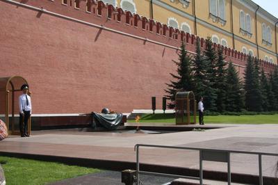 У памятника Неизвестному солдату в Сухуме зажгли огонь от пламени с могилы  Неизвестного солдата в Москве
