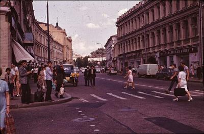 По улицам и переулкам - 🌺 Пушкинская площадь, начало 1970-х годов.  Малоэтажная застройка ещё не снесена. #поулицамипереулкам  #пешеходныеэкскурсии #прогулкипомоскве #бесплатныеэкскурсии #пешкомпомоскве  #бесплатнаямосква #poulitcam #watchthisinstagood ...