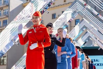 Аэрофлот\" представил ко Дню Москвы модный показ формы бортпроводников разных  лет - AEX.RU