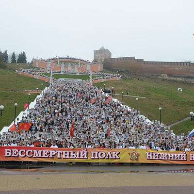 Бессмертный полк из 20 тысячи человек сфотографировался на Чкаловской  лестнице в Нижнем Новгороде - KP.RU