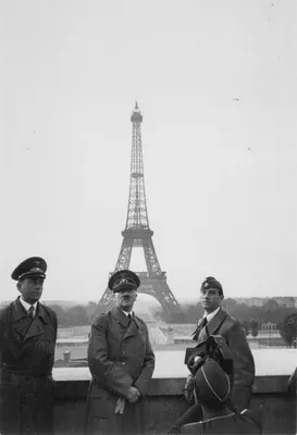 Адольф Гитлер с приближенными позирует на фоне Эйфелевой башни — военное  фото