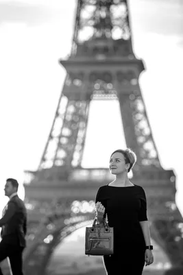 Аватар Влюбленная пара в Париже на фоне Эйфелевой башни Photos | Adobe Stock