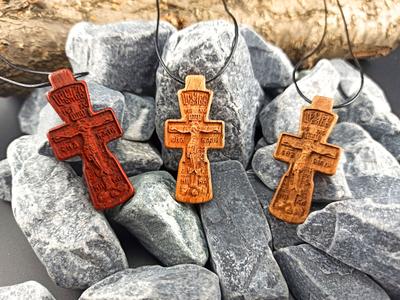 Россиянка пришла на кладбище и надругалась над могильным крестом -  Газета.Ru | Новости